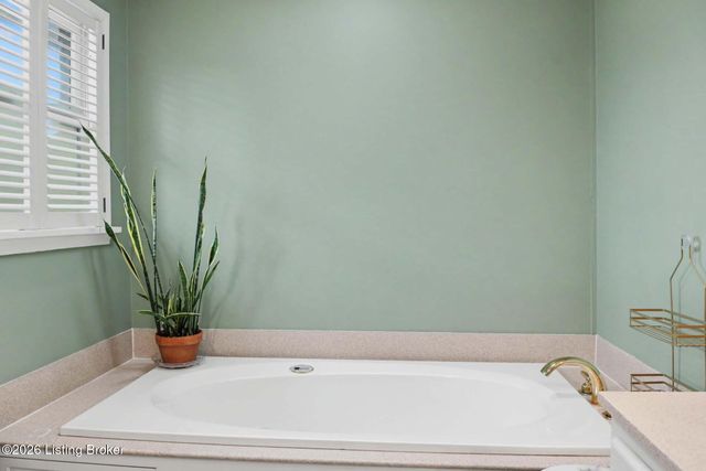 6319 Limewood Cir, Louisville, KY 40222