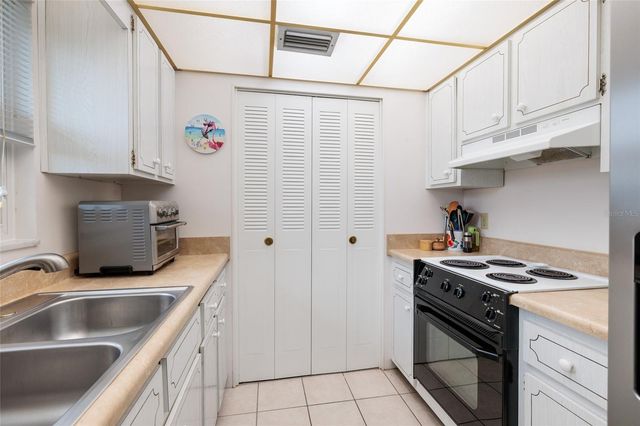 1235 S HIGHLAND AVENUE 2-301, Clearwater, FL 33756