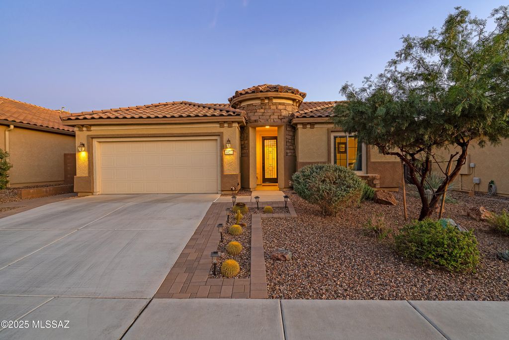 6827 W Cliff Spring Trail, Marana, AZ 85658