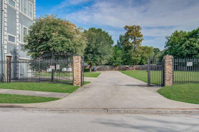 408 Eichwurzel Lane A, Houston, TX 77009