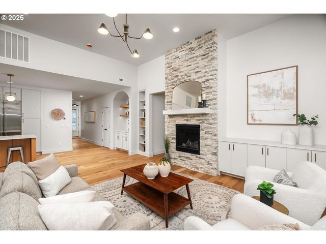 8937 Nw LOVEJOY St, Portland, OR 97229