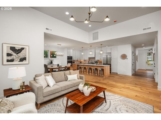 8937 Nw LOVEJOY St, Portland, OR 97229