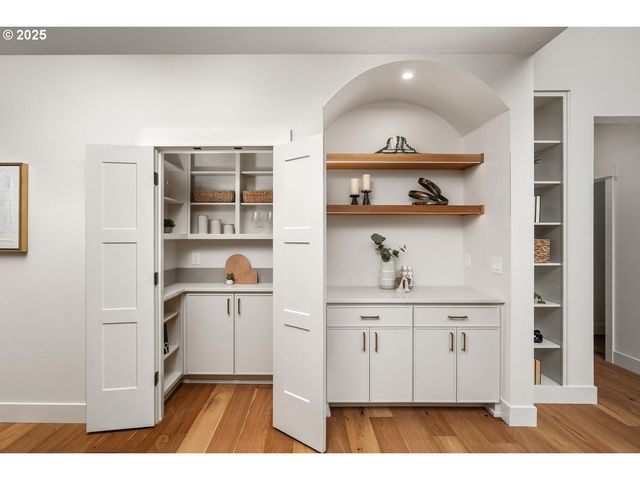 8937 Nw LOVEJOY St, Portland, OR 97229