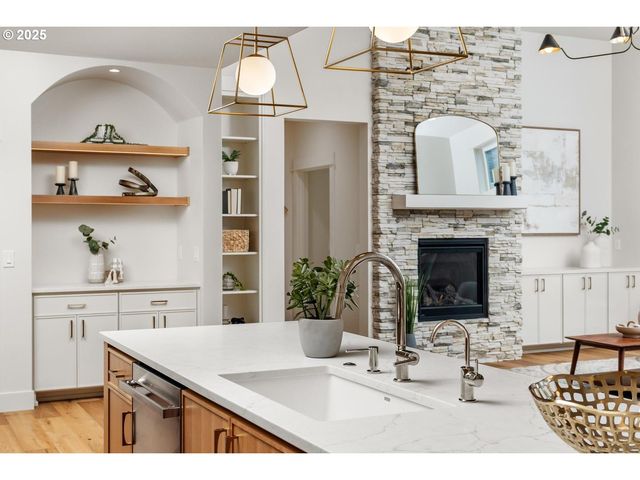 8937 Nw LOVEJOY St, Portland, OR 97229