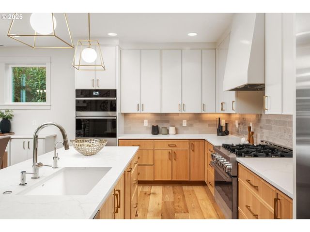 8937 Nw LOVEJOY St, Portland, OR 97229