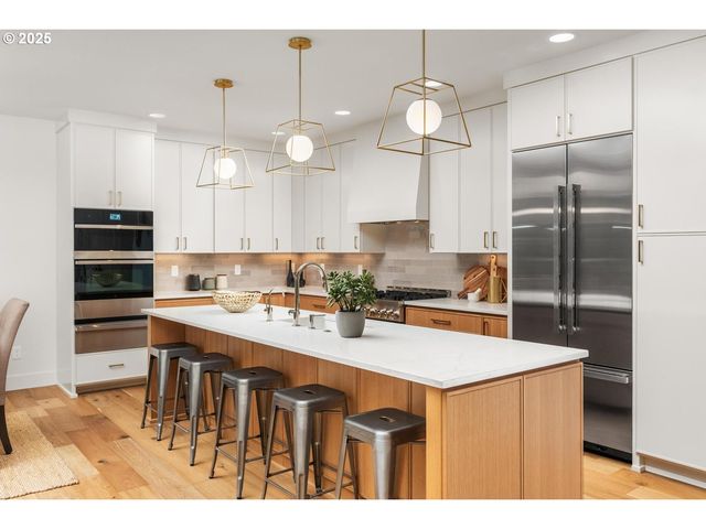 8937 Nw LOVEJOY St, Portland, OR 97229