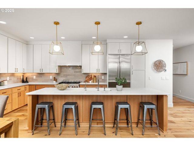 8937 Nw LOVEJOY St, Portland, OR 97229