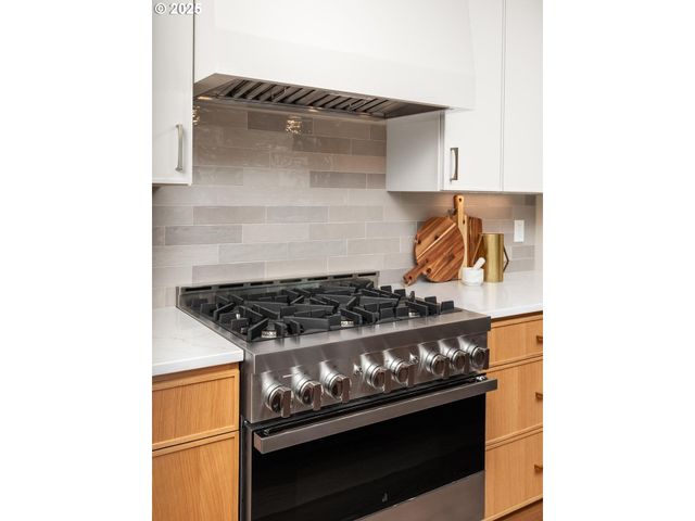 8937 Nw LOVEJOY St, Portland, OR 97229