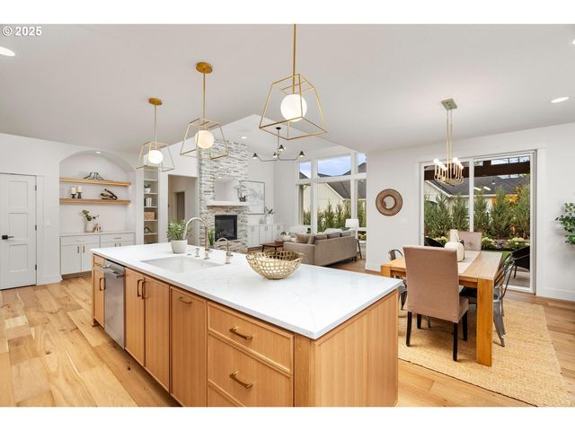 8937 Nw LOVEJOY St, Portland, OR 97229