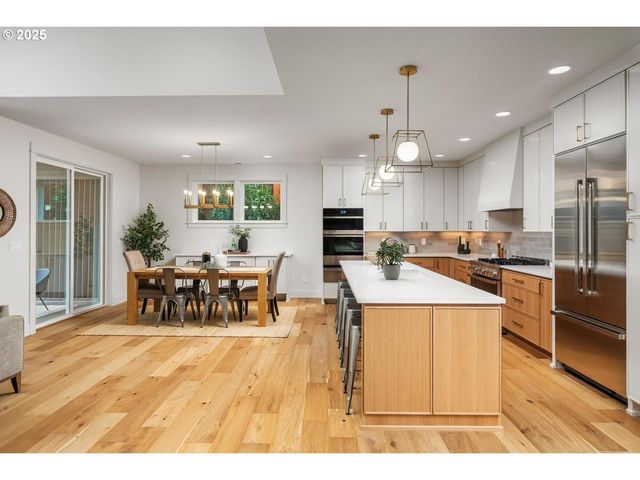 8937 Nw LOVEJOY St, Portland, OR 97229