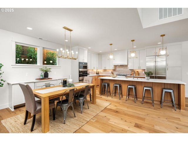 8937 Nw LOVEJOY St, Portland, OR 97229