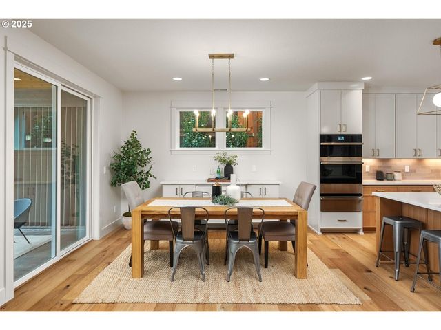 8937 Nw LOVEJOY St, Portland, OR 97229