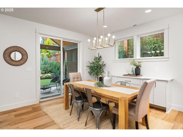 8937 Nw LOVEJOY St, Portland, OR 97229