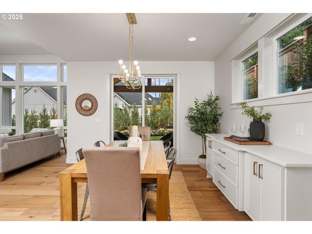 8937 Nw LOVEJOY St, Portland, OR 97229