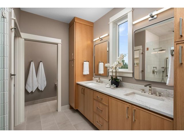 8937 Nw LOVEJOY St, Portland, OR 97229