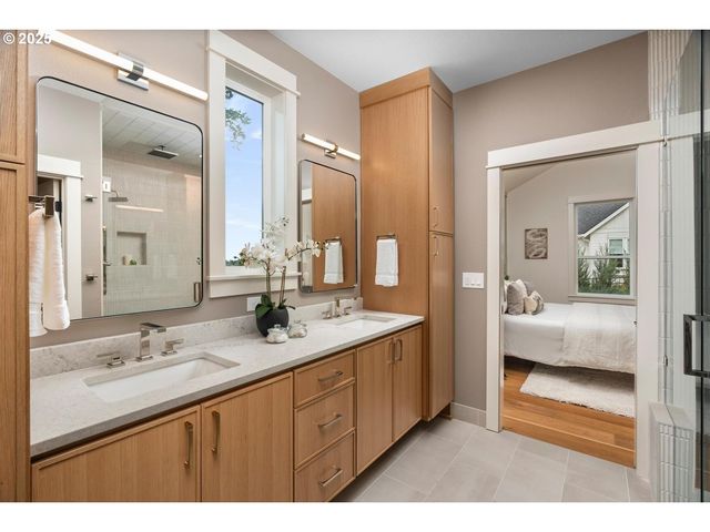 8937 Nw LOVEJOY St, Portland, OR 97229