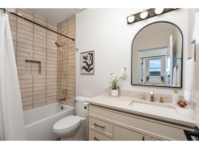 8937 Nw LOVEJOY St, Portland, OR 97229