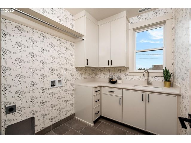 8937 Nw LOVEJOY St, Portland, OR 97229