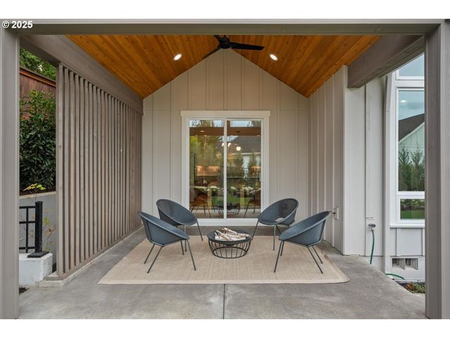 8937 Nw LOVEJOY St, Portland, OR 97229