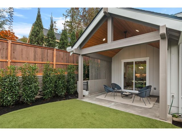 8937 Nw LOVEJOY St, Portland, OR 97229