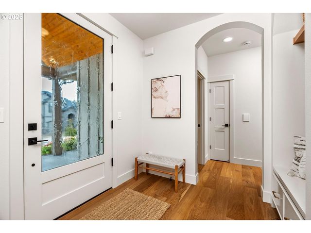 8937 Nw LOVEJOY St, Portland, OR 97229