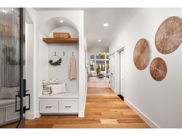 8937 Nw LOVEJOY St, Portland, OR 97229