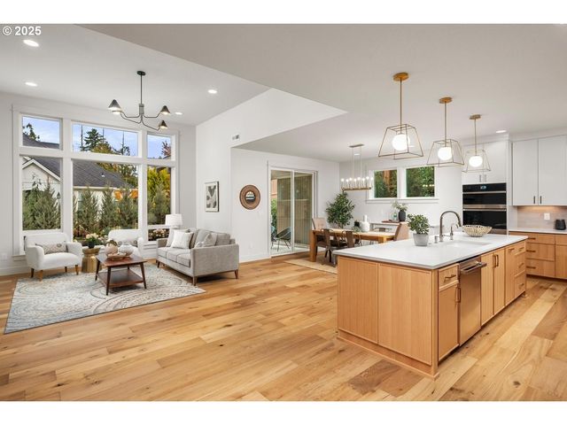 8937 Nw LOVEJOY St, Portland, OR 97229