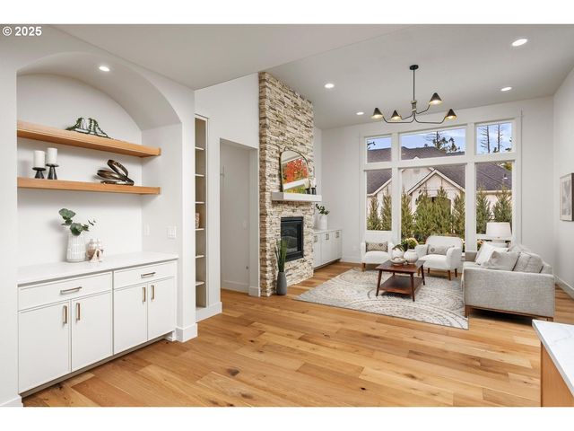 8937 Nw LOVEJOY St, Portland, OR 97229