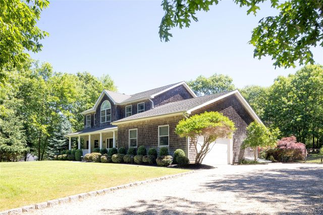 11 Hildreth Road, Hampton Bays, NY 11946
