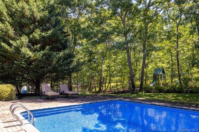 11 Hildreth Road, Hampton Bays, NY 11946