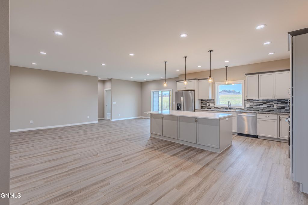 3607 Silver Leaf Avenue NW, Mandan, ND 58554 photo 4
