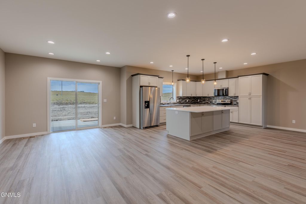 3607 Silver Leaf Avenue NW, Mandan, ND 58554 photo 5