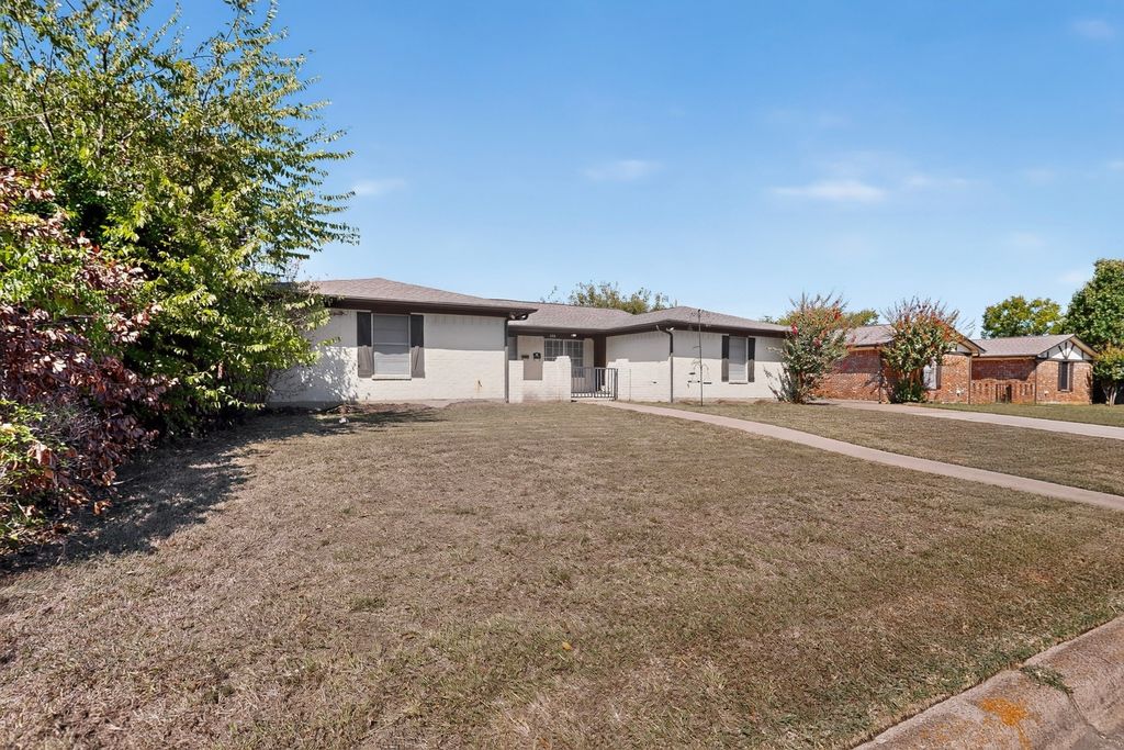 820 Ash Street, Burleson, TX 76028 — photo 2