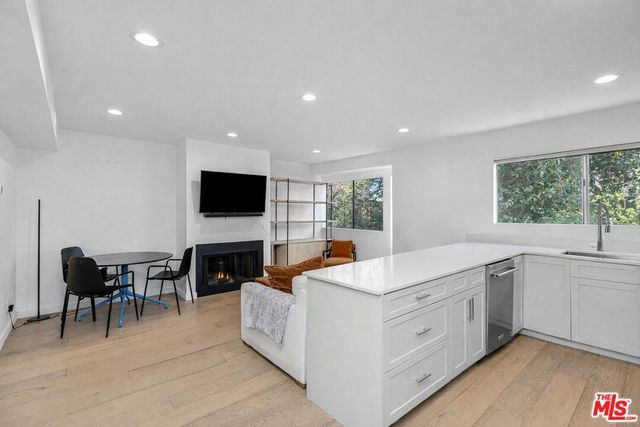 2147 N Beachwood Drive 6, Los Angeles, CA 90068