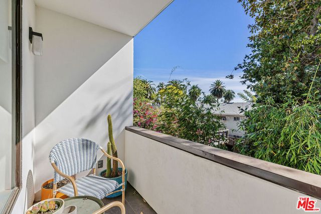 2147 N Beachwood Drive 6, Los Angeles, CA 90068