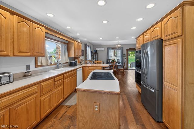 1933 W High Street, Orrville, OH 44667