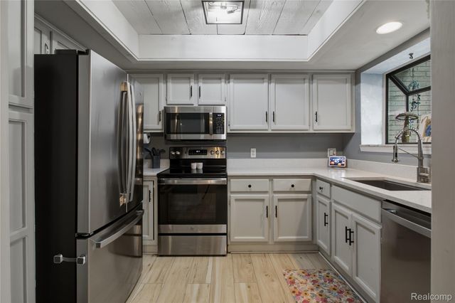 42662 Elizabeth Place, Clinton Charter Township, MI 48038