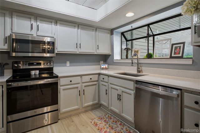 42662 Elizabeth Place, Clinton Charter Township, MI 48038