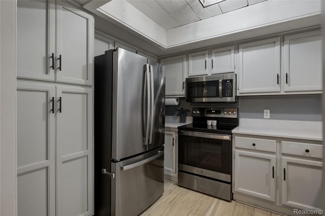 42662 Elizabeth Place, Clinton Charter Township, MI 48038