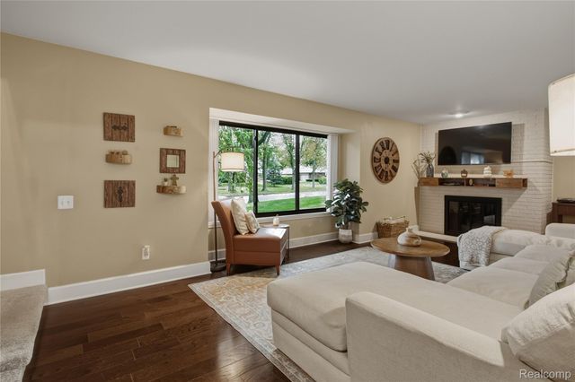 42662 Elizabeth Place, Clinton Charter Township, MI 48038