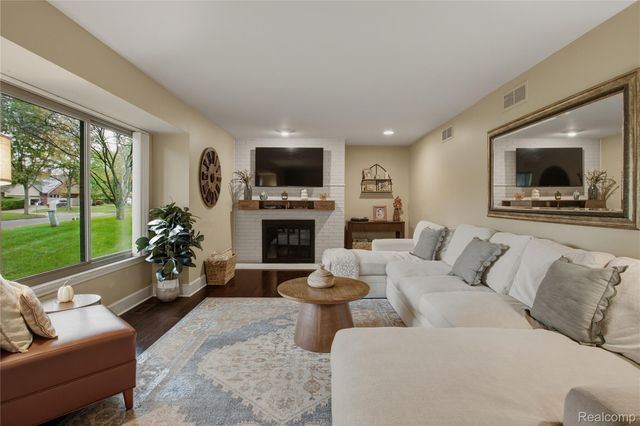 42662 Elizabeth Place, Clinton Charter Township, MI 48038