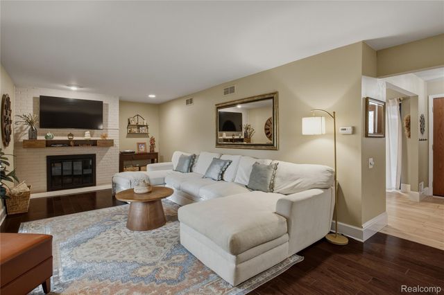 42662 Elizabeth Place, Clinton Charter Township, MI 48038