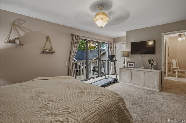 42662 Elizabeth Place, Clinton Charter Township, MI 48038