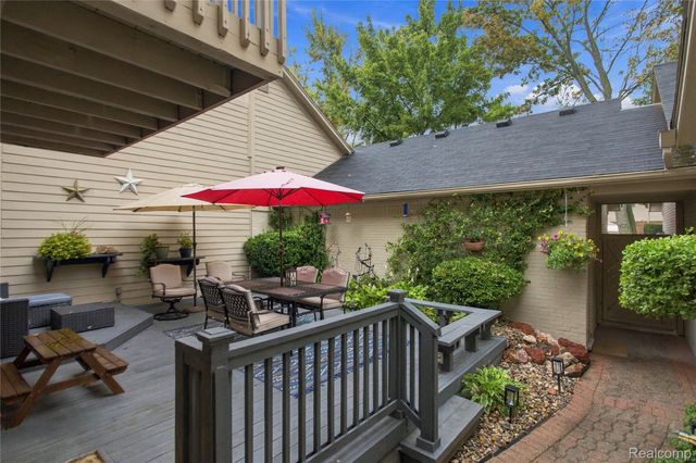 42662 Elizabeth Place, Clinton Charter Township, MI 48038
