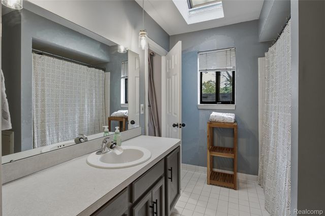 42662 Elizabeth Place, Clinton Charter Township, MI 48038