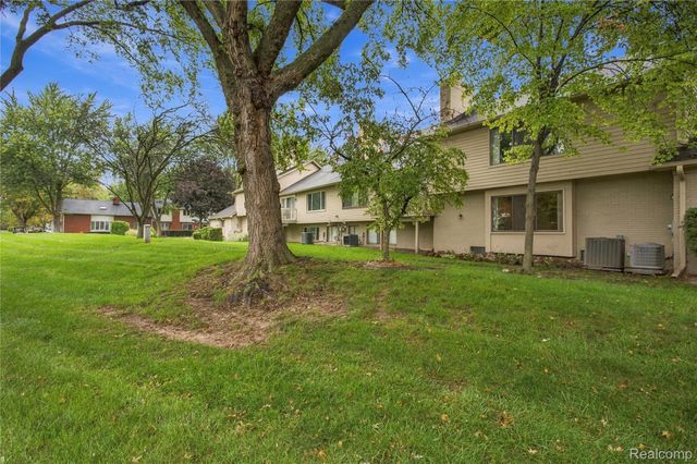 42662 Elizabeth Place, Clinton Charter Township, MI 48038