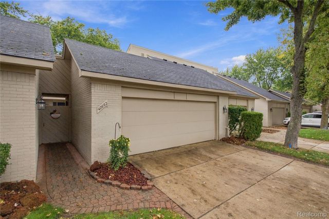 42662 Elizabeth Place, Clinton Charter Township, MI 48038