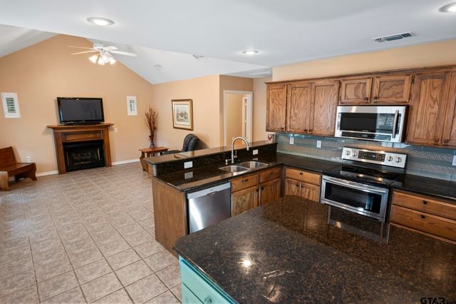 433 Knollwood Lane, Holly Lake Ranch, TX 75765