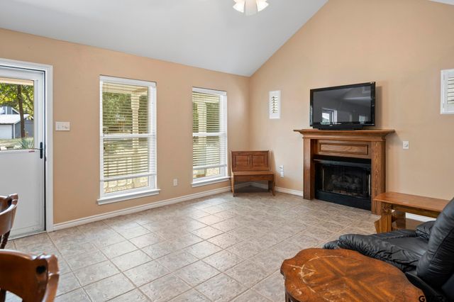 433 Knollwood Lane, Holly Lake Ranch, TX 75765