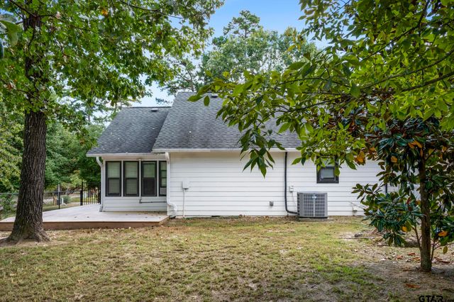 433 Knollwood Lane, Holly Lake Ranch, TX 75765